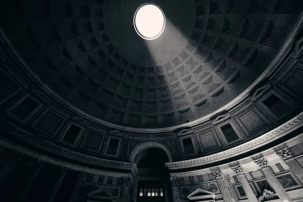 Pantheon-Innenraum mit Lichtstrahl — Stockfoto