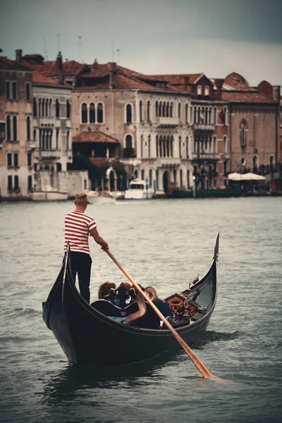 Гондола в канале в Венеции — стоковое фото