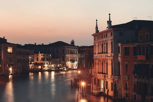 ヴェネツィアの運河の夜 — ストック写真
