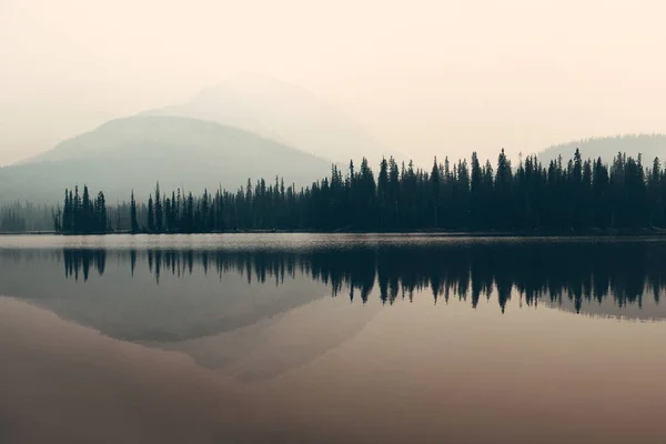 Mlhavé horské jezero — Stock fotografie