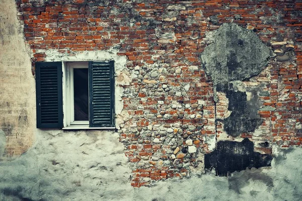 Lucca okno cihla — Stock fotografie