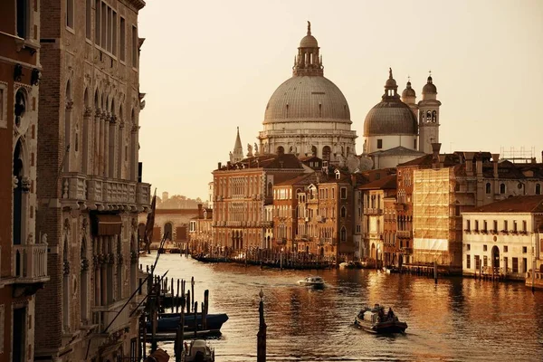 Gran Canal de Venecia amanecer y barco — Foto de Stock