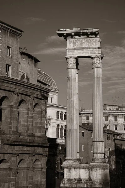 Teatro Marcellos com ruínas históricas — Fotografia de Stock