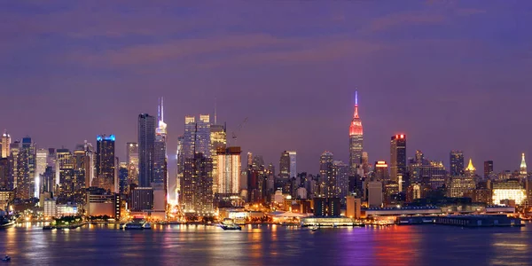 Manhattan Midtown Skyline por la noche — Foto de Stock