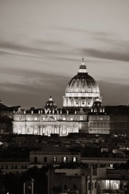 St Peters Bazilikası geceleri