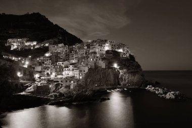 Cinque Terre gecesinde Manarola