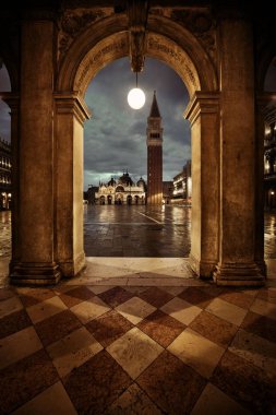 Piazza San Marco koridor gece görünümü