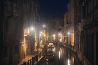 Venedik canal gece