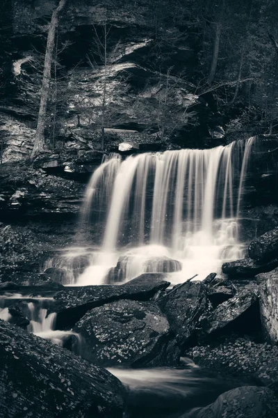 Cachoeiras em preto e branco — Fotografia de Stock