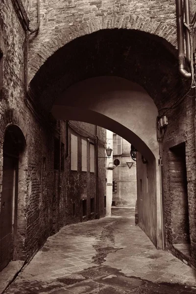 Siena street obloukem — Stock fotografie