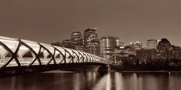 Calgary Stadsbild Med Peace Bridge Och Centrum Skyskrapor Alberta Natten — Stockfoto