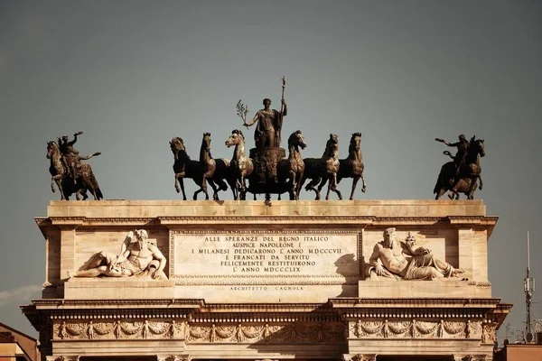 Arch av fred skulptur i Milano — Stockfoto