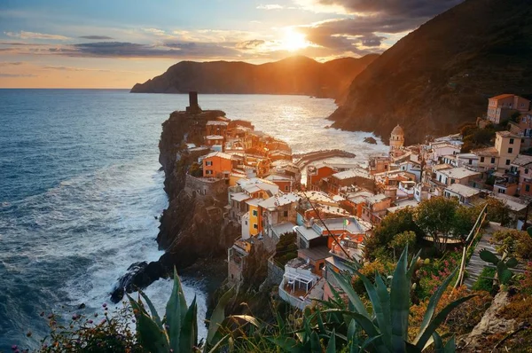 Vernazza zonsondergang in Cinque Terre — Stockfoto