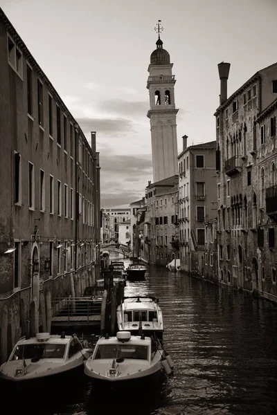Blick auf venezianischen Kanal — Stockfoto