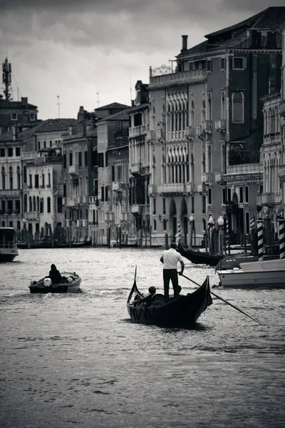 Góndola en canal en Venecia — Foto de Stock