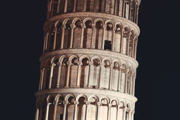 Naklánět věž Pisa closeup v noci — Stock fotografie