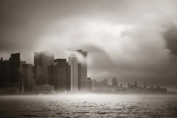 Πόλη της Νέας Υόρκης στο κέντρο της πόλης ομίχλης — Φωτογραφία Αρχείου
