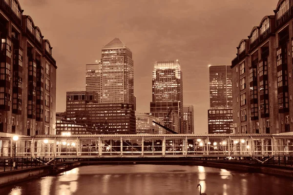 Londra Canary Wharf di notte — Foto Stock