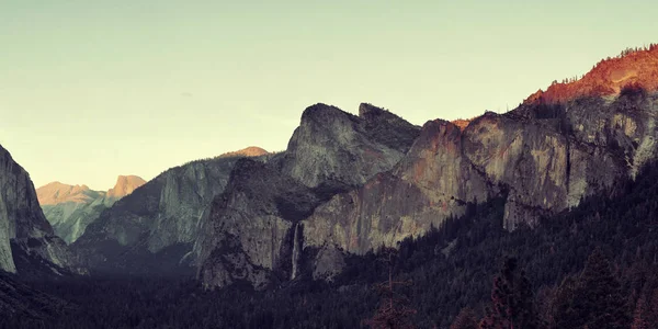 Vale de Yosemite ao pôr do sol — Fotografia de Stock