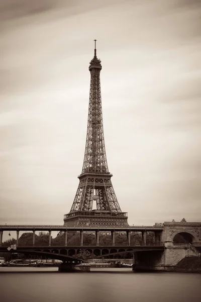 Rio Sena e Torre Eiffel — Fotografia de Stock