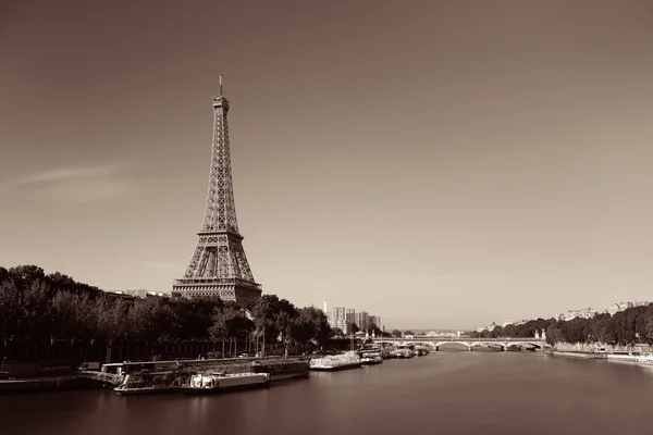 Paris River Seine mit Eiffelturm — Stockfoto