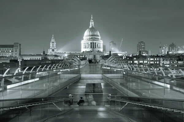 Millennium bridge och st pauls — Stockfoto