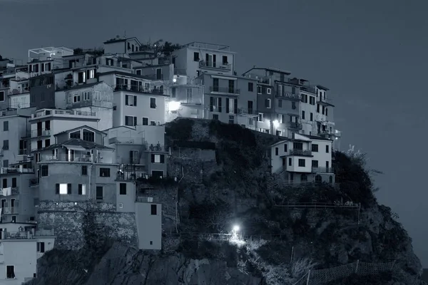 Manarola gebouwen in Cinque Terre nacht — Stockfoto