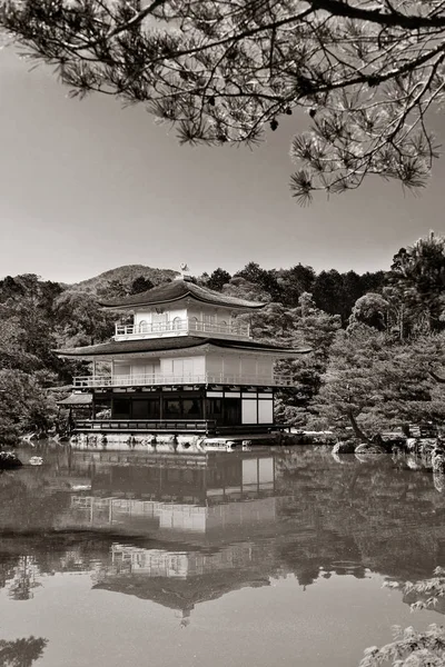 Kinkaku-ji templet med historiska hus i — Stockfoto