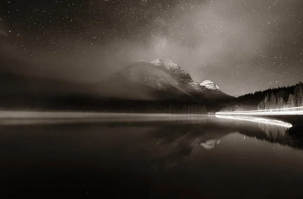 Montagna appannata di notte — Foto Stock