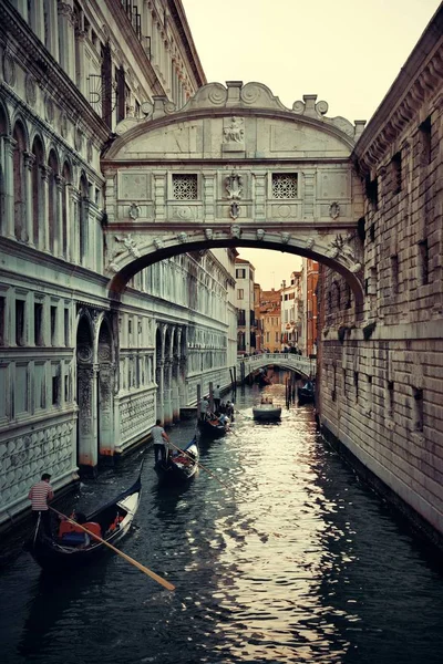 Ponte de Suspiros e gôndolas — Fotografia de Stock