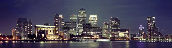 伦敦金丝雀码头在夜间 — 图库照片