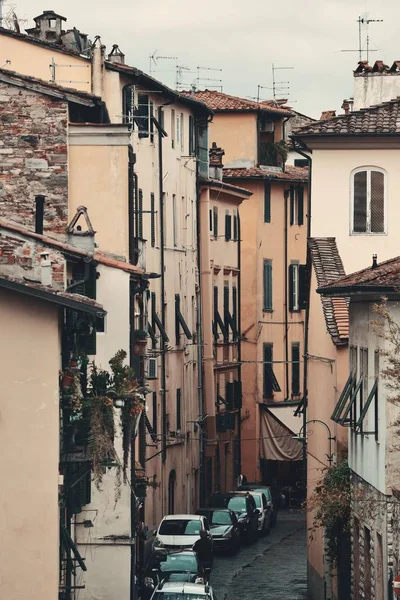 Arabalı Lucca sokak görünümü — Stok fotoğraf