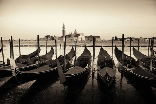 Gondeln und Insel San Giorgio Maggiore — Stockfoto