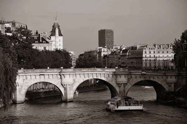 Fluss Seine und historische Architektur — Stockfoto