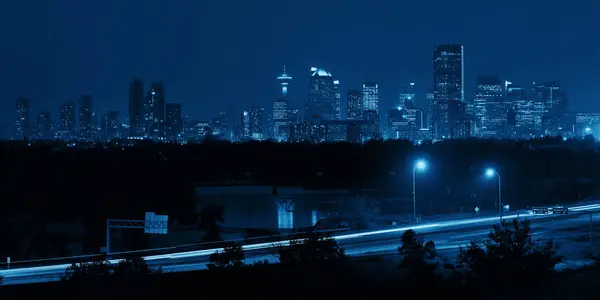 加拿大艾伯塔省卡尔加里市夜景与高速公路 — 图库照片
