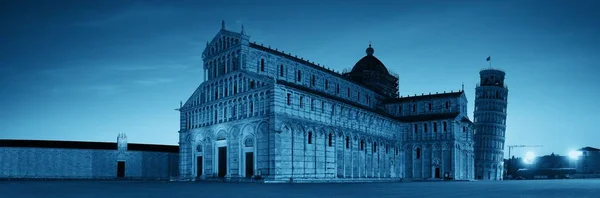 Pisa Kulesi katedralde yaslanmış — Stok fotoğraf