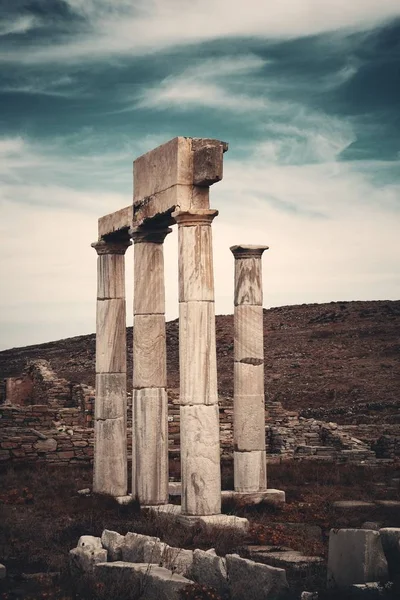 Pilastro tra le rovine storiche a Delos — Foto Stock