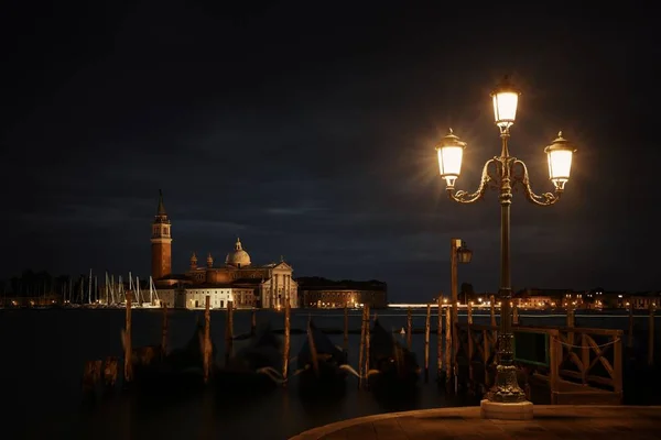 Venetië bij nacht en de kerk van San Giorgio Maggiore — Stockfoto