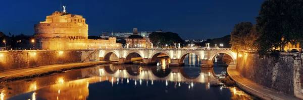 Castel Sant Angelo e il fiume Tevere Roma — Foto Stock