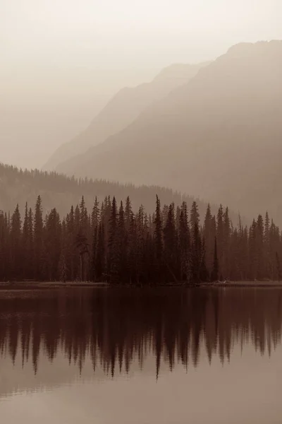 Foggy lac de montagne — Photo