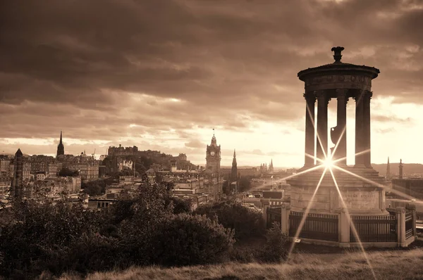Edinburgh city skyline vom calton hill aus gesehen. — Stockfoto