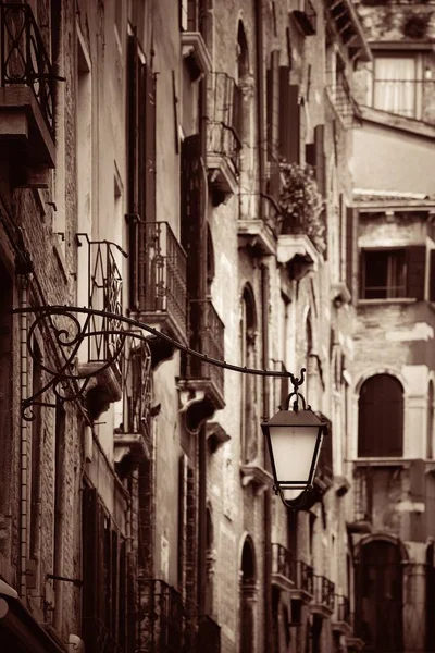 Lampada in strada con edificio storico — Foto Stock