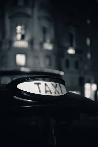 Oldtimer-Taxi in der Straße — Stockfoto