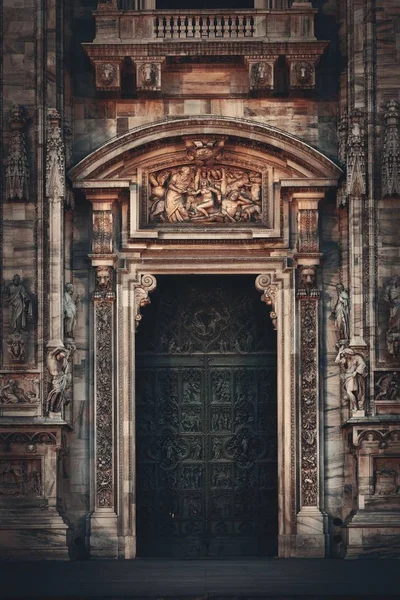 Milan katedrála dveře — Stock fotografie