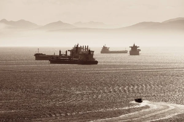 Navire cargo avec silhouette de montagne — Photo