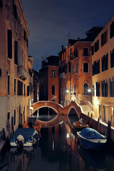 Venedik canal gece köprü — Stok fotoğraf