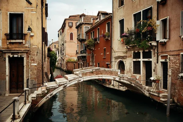 Brücke im venezianischen Kanal. — Stockfoto