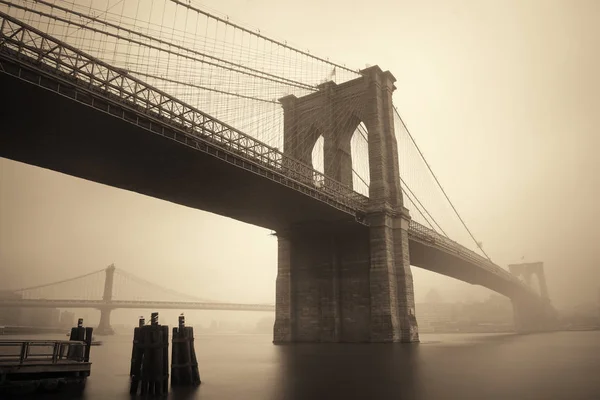 Ponte di Brooklyn in una giornata nebbiosa — Foto Stock