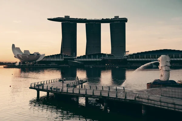 Şehir binalarıyla Singapur silueti — Stok fotoğraf