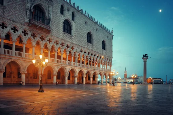 Venedig st markiert Platz bei Nacht — Stockfoto